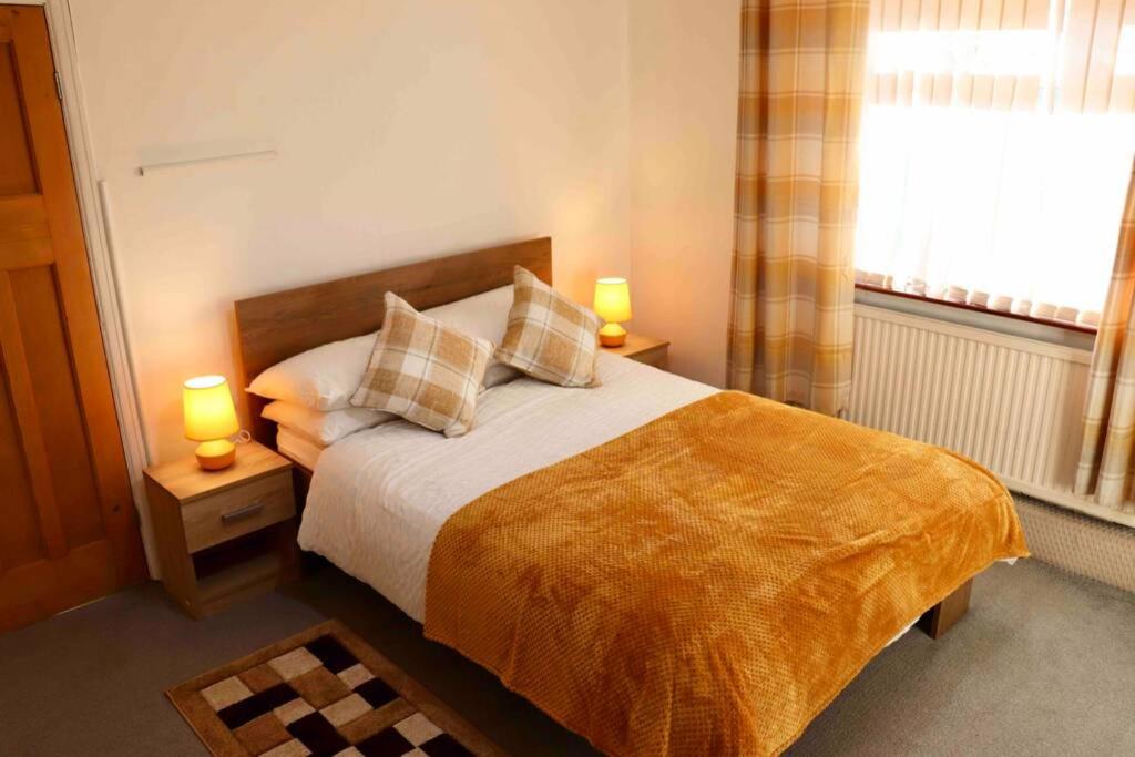 B&B Leeds - Cheerful 2 bedroom residential home - Free parking - Bed and Breakfast Leeds