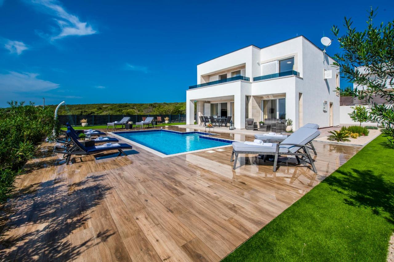 B&B Novalja - Luxury Villas Anita with Private Pool - Bed and Breakfast Novalja