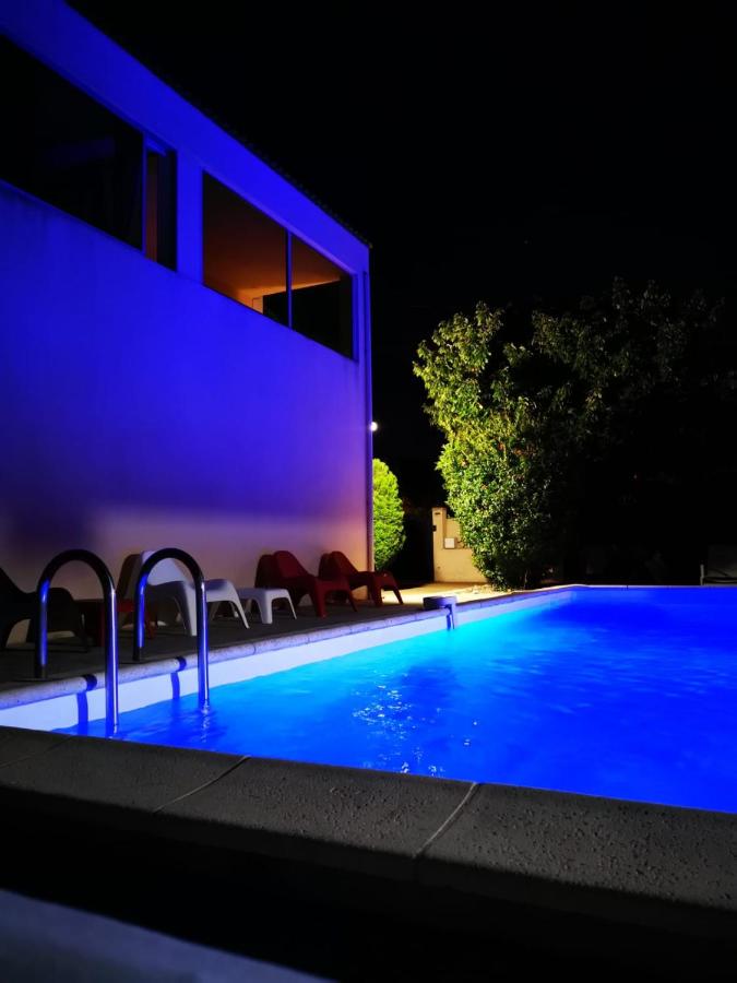 Gîtes avec grande piscine et sa terrasse privative - B&B Bernis