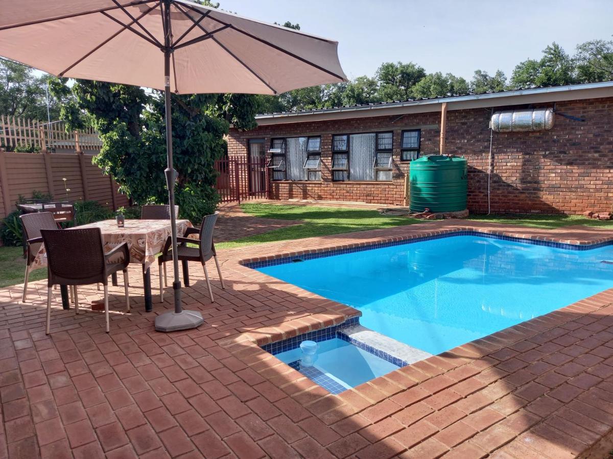 B&B Vanderbijlpark - White Rose Guest House - Bed and Breakfast Vanderbijlpark