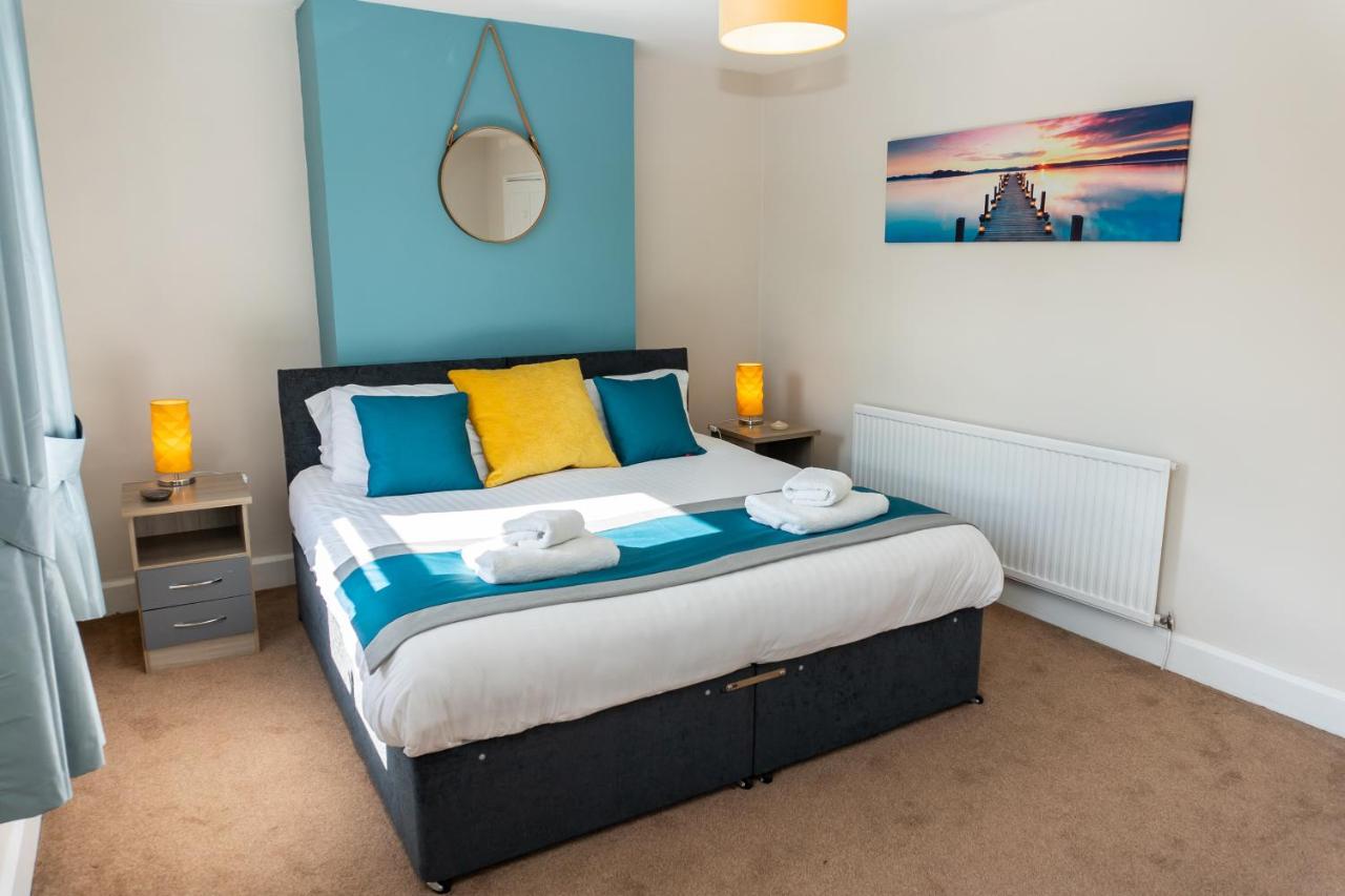 B&B Cheltenham - Spacious 2 Bedroom House, Sleeps 6, Free Wifi, Parking and Garden in Cheltenham - Bed and Breakfast Cheltenham