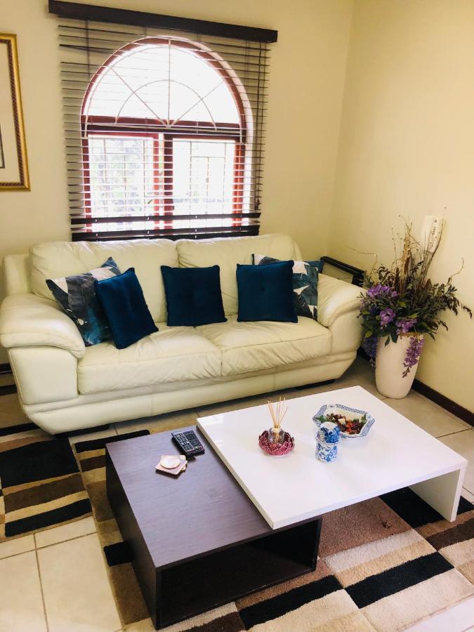 B&B Roodepoort - Lovely self catering first floor apartment - Bed and Breakfast Roodepoort