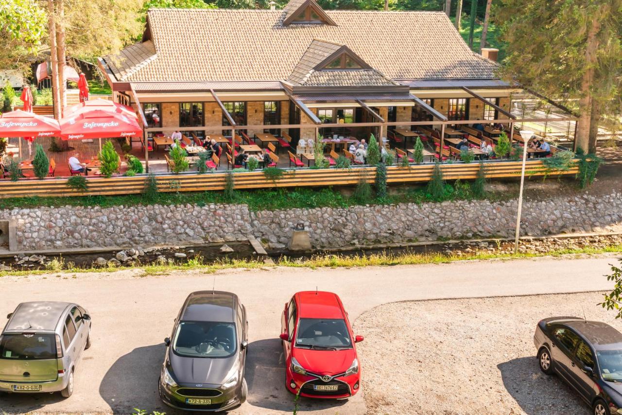 Anin Dvor Šekovići - Bed and Breakfast