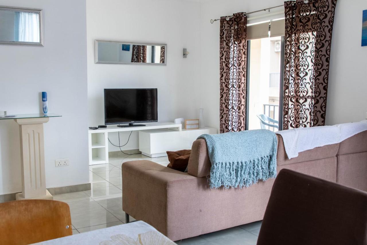 B&B Marsaskala - Spacious 3-bedroom apartment 30 seconds from sea - Bed and Breakfast Marsaskala