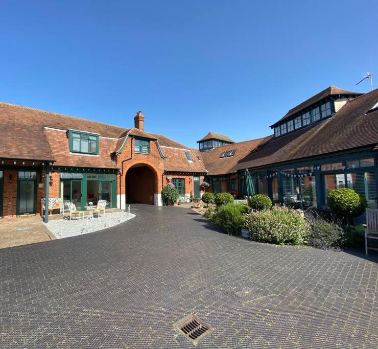 Coastal Mews House close to Beach - Bed and Breakfast