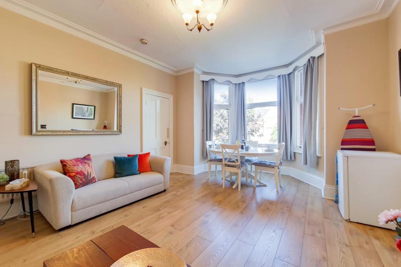 B&B Londres - Spacious Apartment In The Heart Of Ealing Broadway - Bed and Breakfast Londres