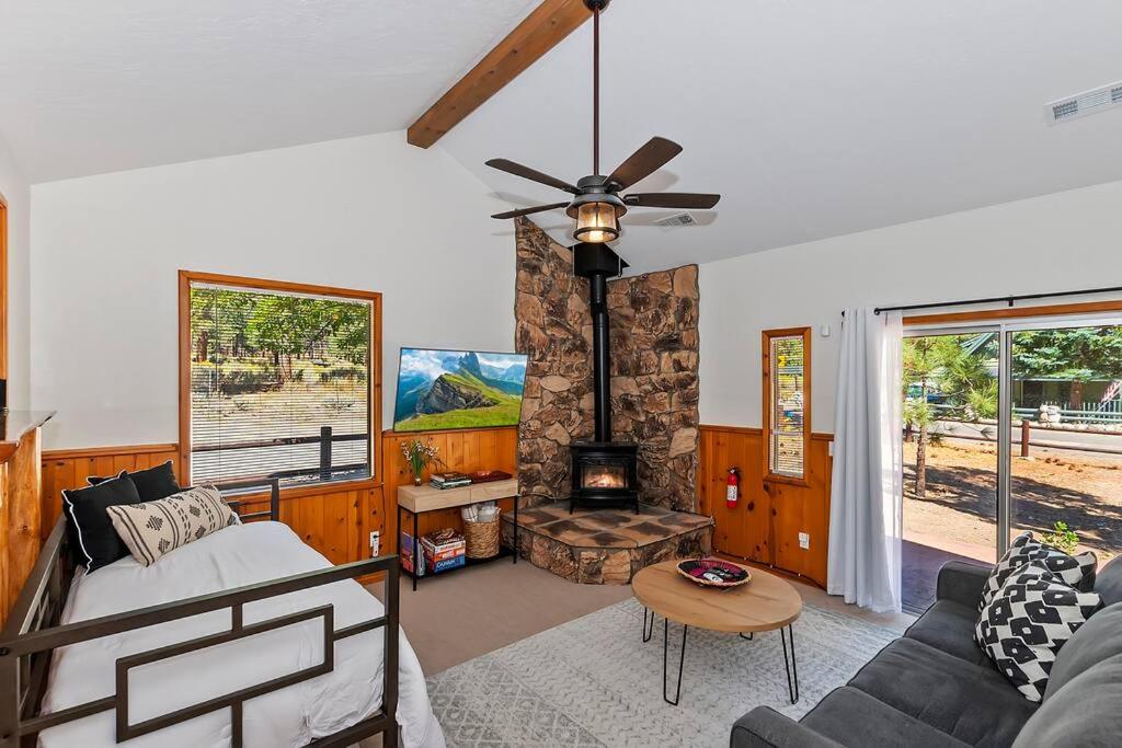 B&B Big Bear City - DoorMat Vacation Rentals - Brother Bear Cabin with free WIFI! - Bed and Breakfast Big Bear City