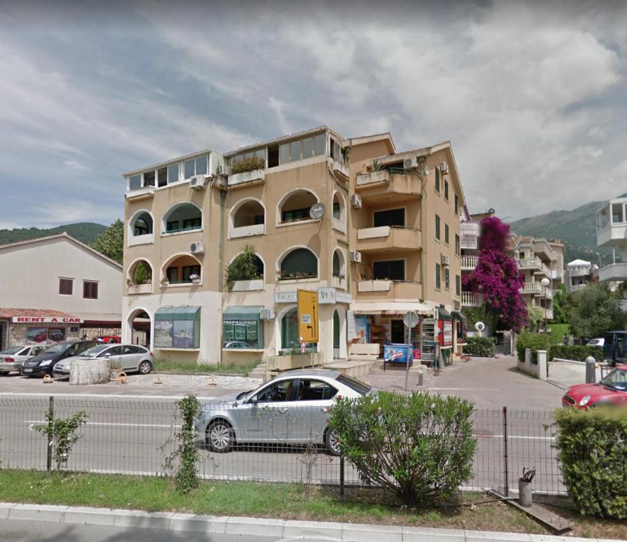 VUK's 5 min from the BEACH Two-Bedroom Apart - Ferienwohnung Budva