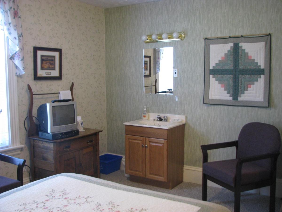 Queen Room with Private External Bathroom (#7)