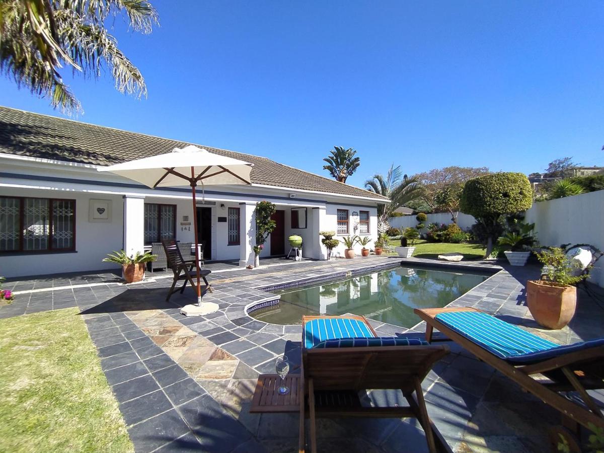 B&B Plettenberg Bay - Villa Mintos - 4 bed 3 bath, Pool, 750m to Robberg 5 Beach - Bed and Breakfast Plettenberg Bay