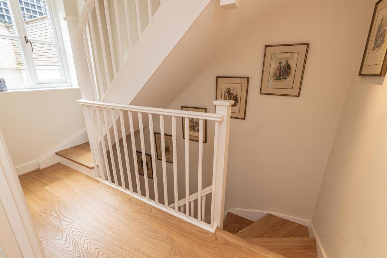 Stylish Mews house with parking - B&B London