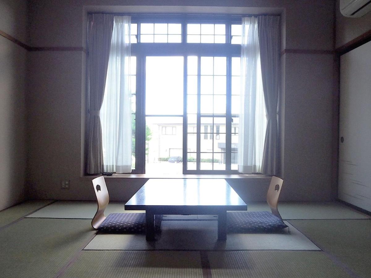 Habitación de estilo japonés con baño compartido