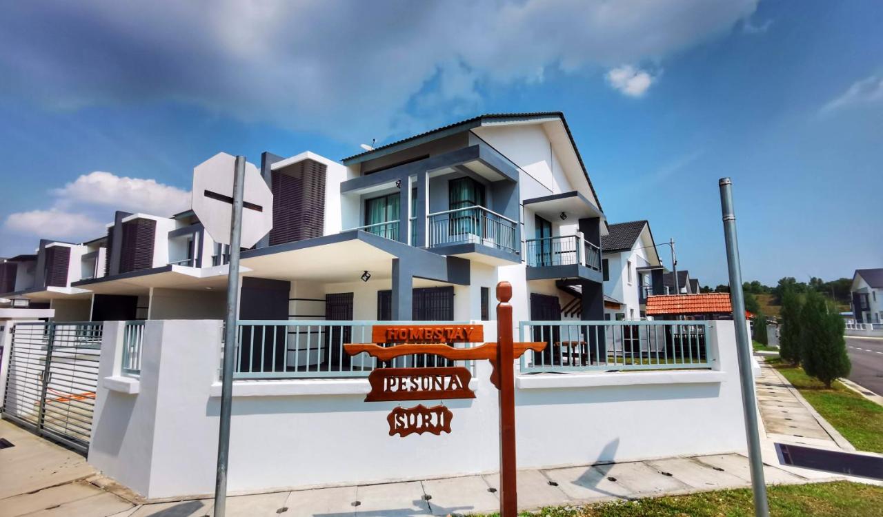 Pesona Suri Homestay - B&B