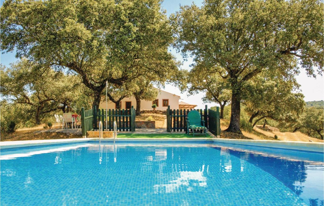 B&B Villaviciosa de Córdoba - Lovely Home In Villaviciosa De Crdo, With Private Swimming Pool, Can Be Inside Or Outside - Bed and Breakfast Villaviciosa de Córdoba