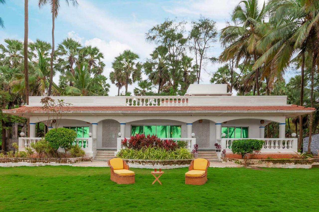 B&B Mumbai - StayVista's Villa Bharat - Beachfront serenity with A spacious lawn - Bed and Breakfast Mumbai