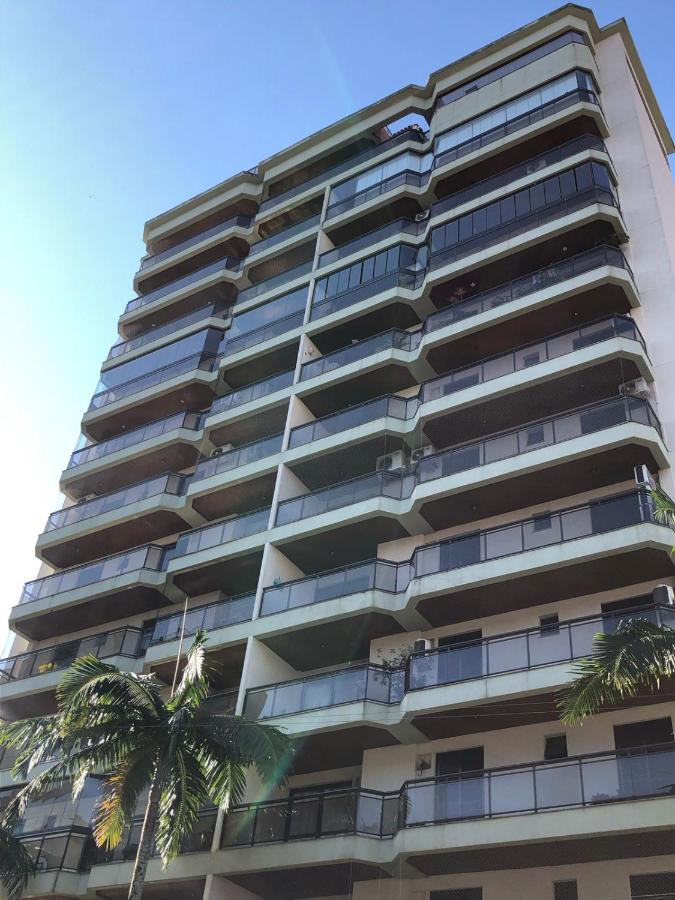 Apartamento na Enseada com vista para o mar - 300 m da praia - B&B