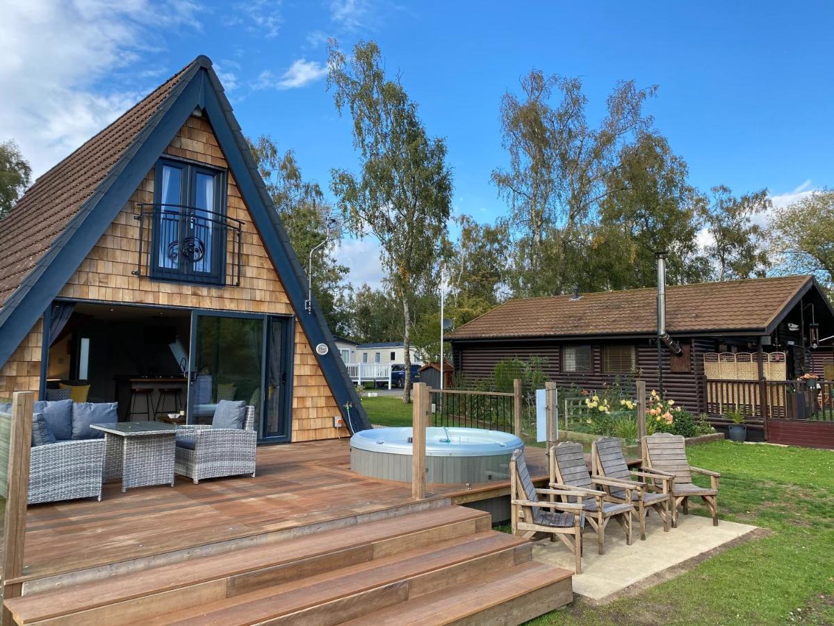 Widgeon Bespoke Cabin is lakeside with Private fishing peg, hot tub situated at Tattershall Lakes Country Park - Chambres d'hôtes Tattershall