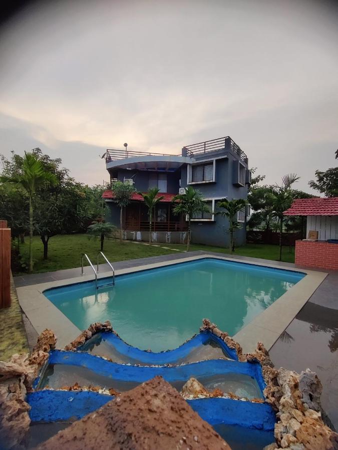 B&B Karjat - Karjat - 3 BHK Private Bungalow with Private Pool & Garden - Bed and Breakfast Karjat