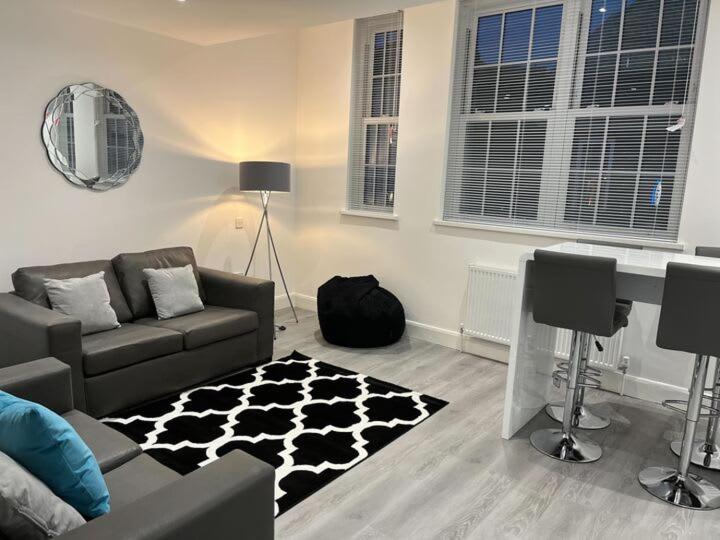 B&B Watford - Watford City Centre Retreat - Spacious Modern Self-Contained Apartment - Sleeps 4 - Bed and Breakfast Watford