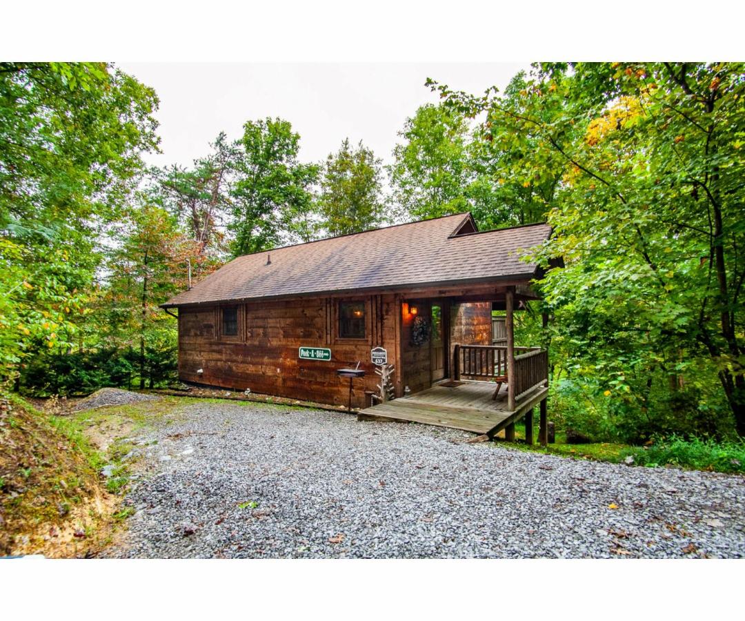 Peekaboo with Hot Tub, Pool Table, and Jacuzzi - B&B Pigeon Forge