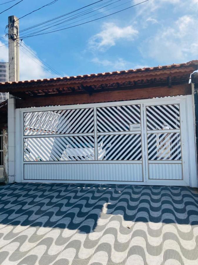 Casa Moderna e Aconchegante à Beira Mar, com Opção de Piscina Aquecida Cobrado à Parte, Área Gourmet com Churrasqueira em Deck Coberto Frente a Piscina, Aconchegante Sala de Estar com Lareira, Garagem para 4 Carros, Casa Pé na Areia a 50 metros da Praia - B&B Praia Grande