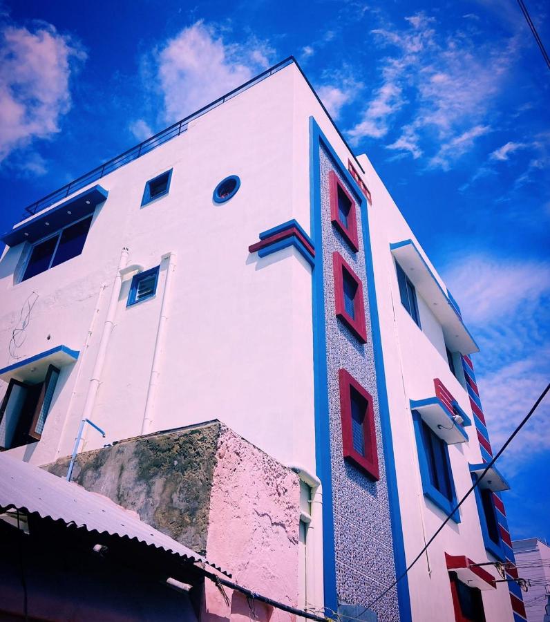SK Residence (Located 10 Meter from Nagore Dargah Main Entrance) - B&B Nagore