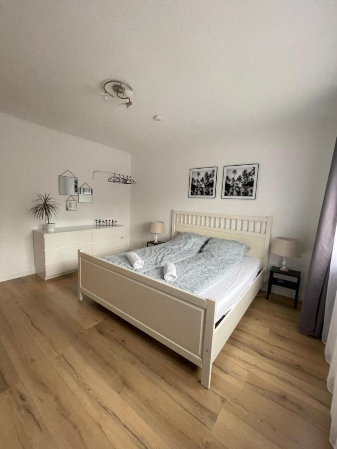 B&B Dinslaken - Moderne, helle Wohnung mit Terasse 15min bis OB Centro - Bed and Breakfast Dinslaken