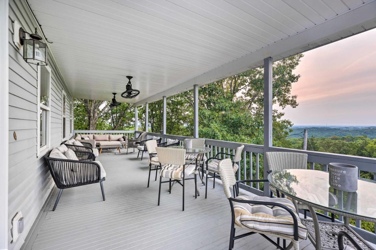 Hilltop Hideaway Branson Home with Trampoline! - Bed and Breakfast
