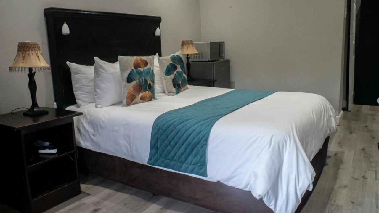 B&B Louis Trichardt - Forest Hills Lodge Modern Room - Bed and Breakfast Louis Trichardt