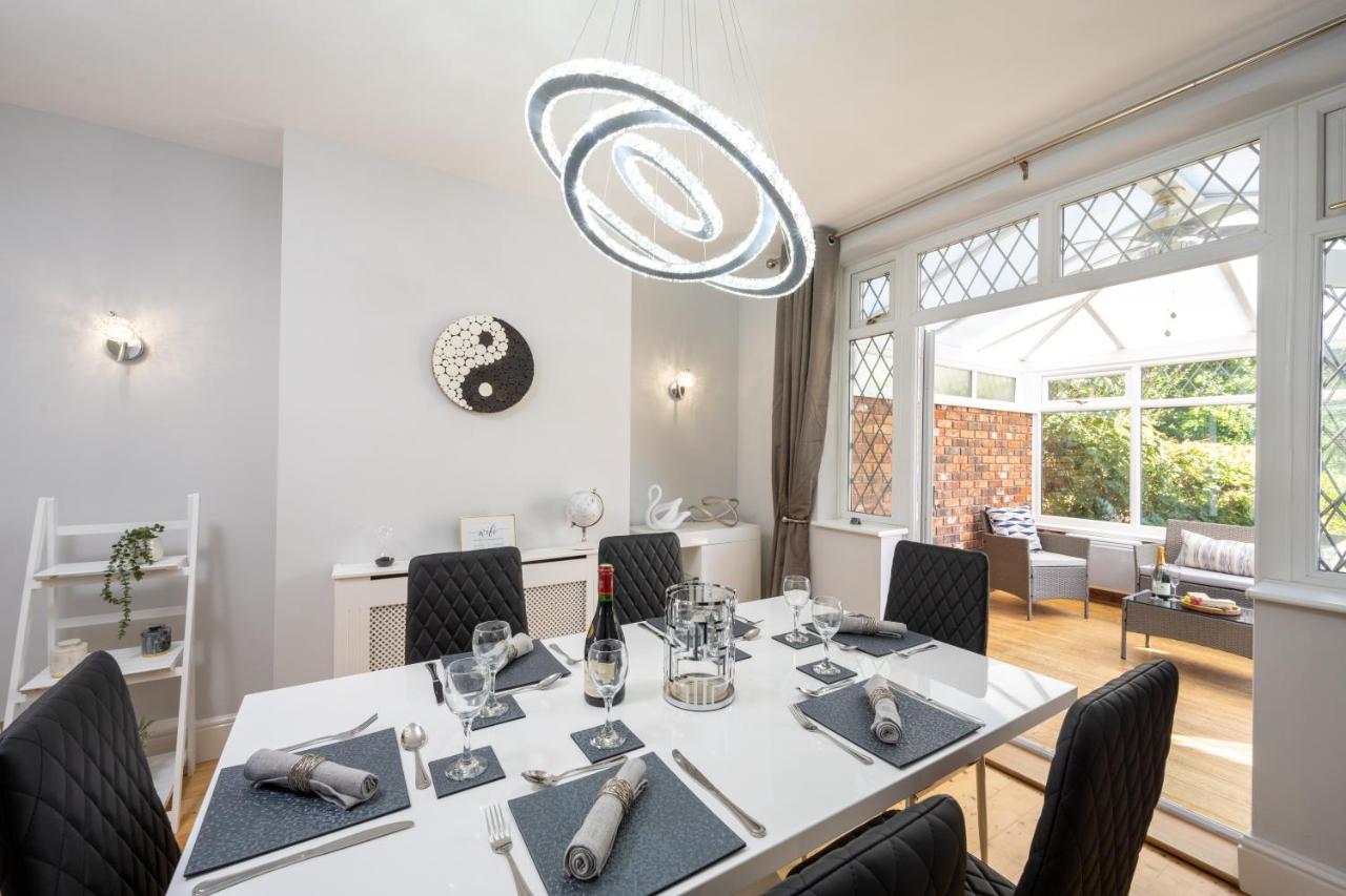 B&B Solihull - Mulberry House - Luxurious and Modern 4-Bed in Solihull near NEC,JLR, Airport, Resorts World, HS2 - Bed and Breakfast Solihull