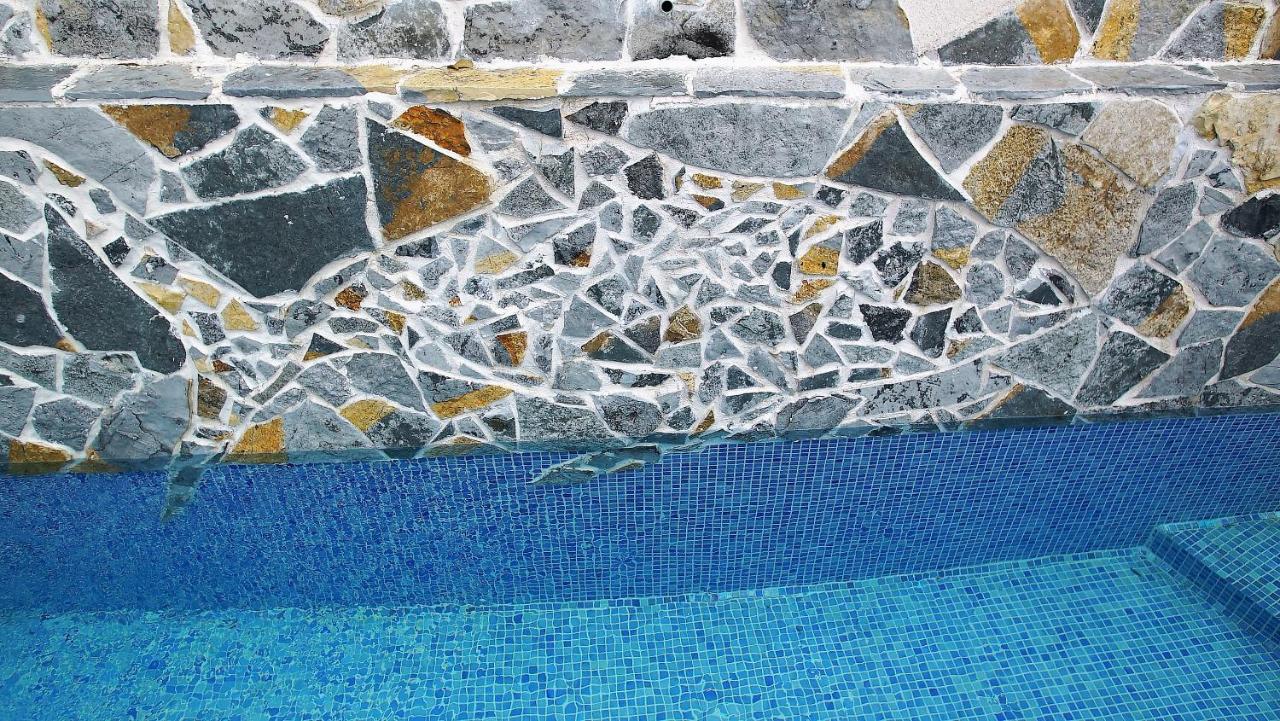 PENTHOUSE STOLIV Villa located 5 meters from the sea SPA-Pool Exclusive Terrace,Private Jetty Sunbeds, Pebble Beach, Secluded location Total area 375m2 at your disposal - B&B Kotor