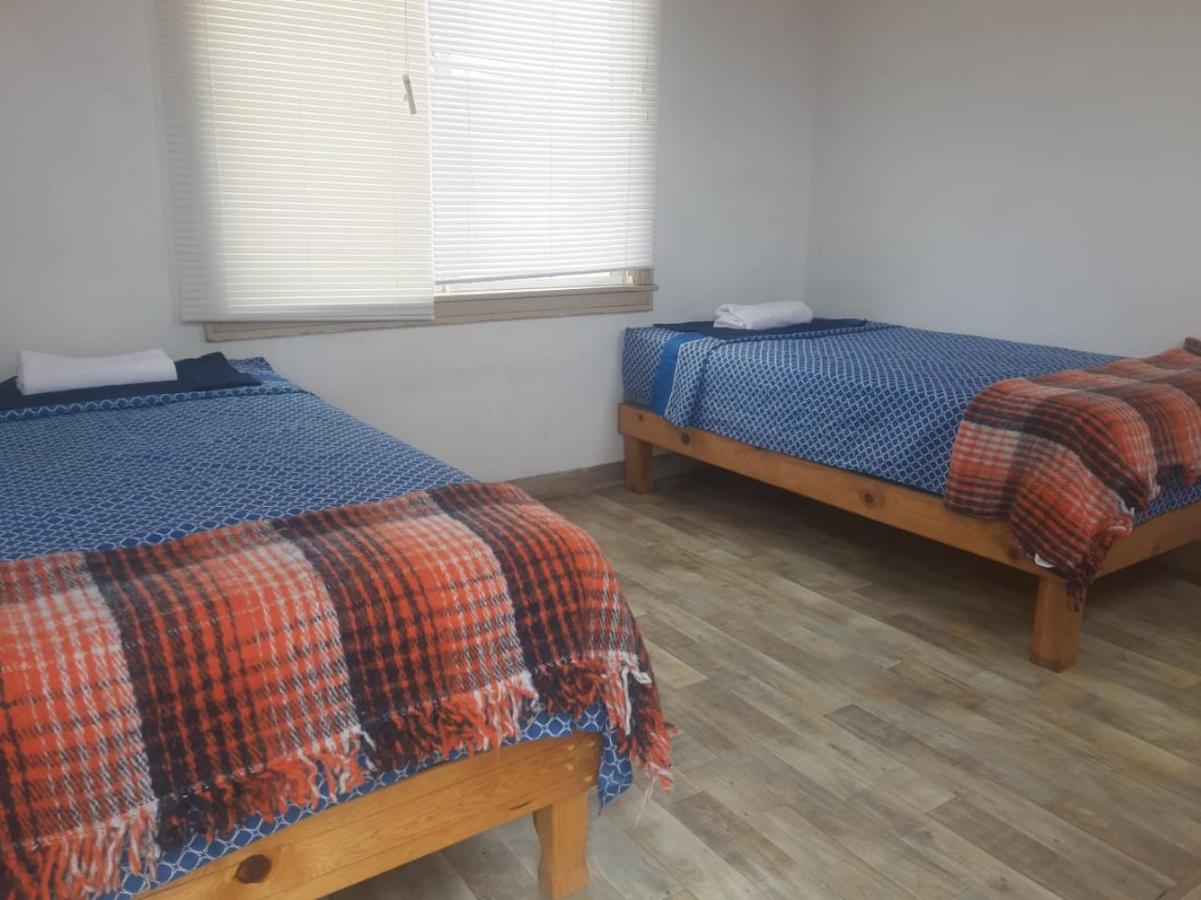 Tweepersoonskamer met 2 Aparte Bedden en Gedeelde Badkamer
