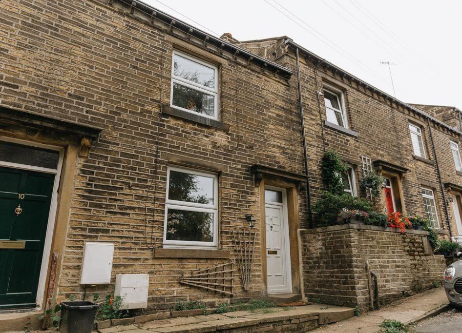 LITTLE RED HOLIDAY HOME - 2 Bed House with Free Parking within West Yorkshire, local access to the Peak District - Chambres d'hôtes Halifax