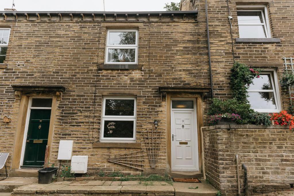 LITTLE RED HOLIDAY HOME - 2 Bed House with Free Parking within West Yorkshire, local access to the Peak District - Chambres d'hôtes Halifax