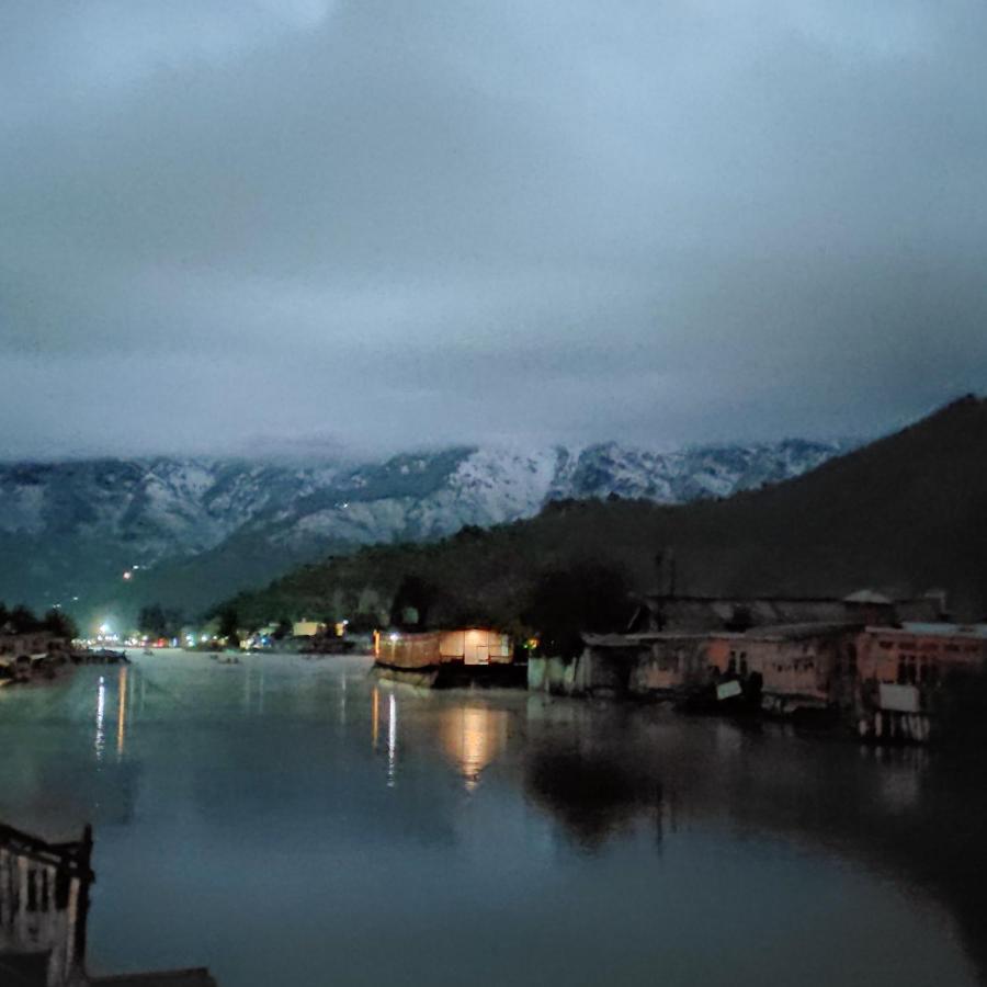 B&B Srinagar - SnowGoose Group of Houseboats - Bed and Breakfast Srinagar