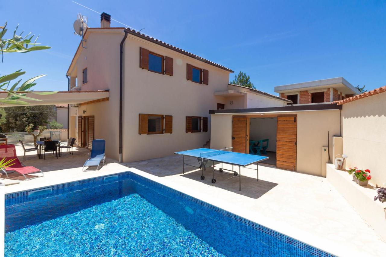 Beautiful villa Cissana with private pool near the beach - B&B Peroj