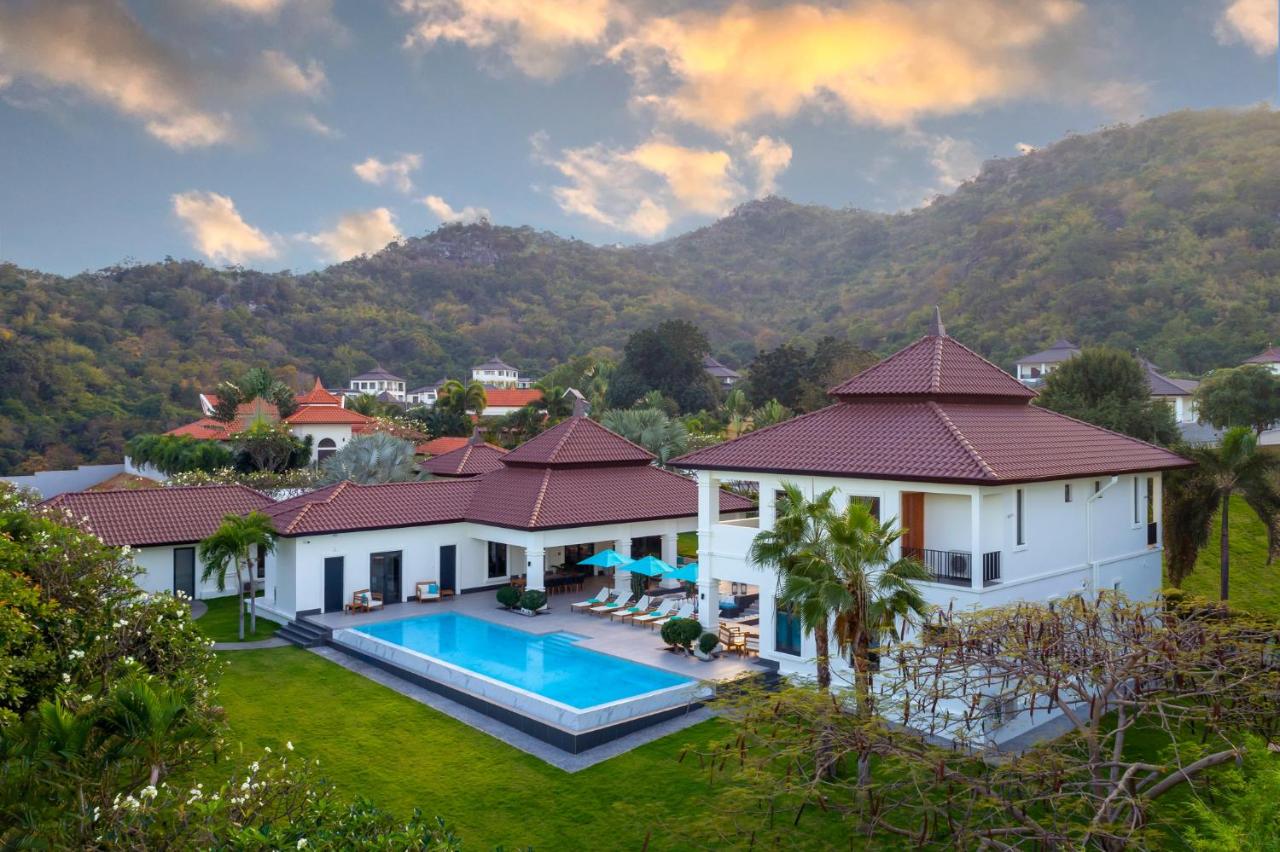 B&B Hua Hin - Ultimate Luxury Bali Style Villa with 5 Bedrooms! B11 - Bed and Breakfast Hua Hin