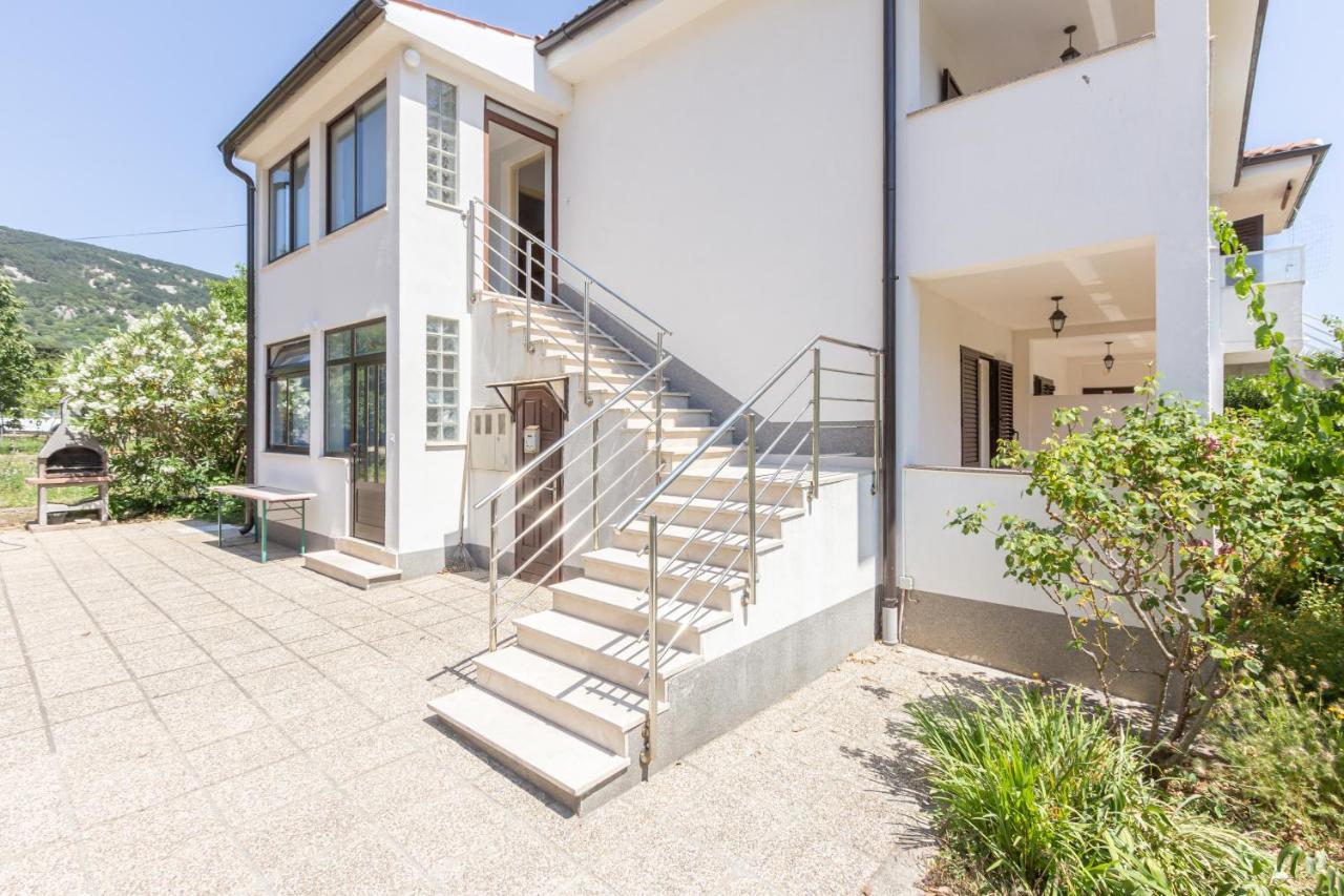 Apartment Beti with Balcony - B&B