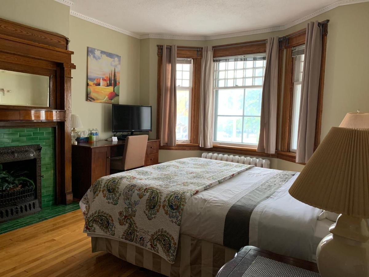 Queen Room with Private External Bathroom 