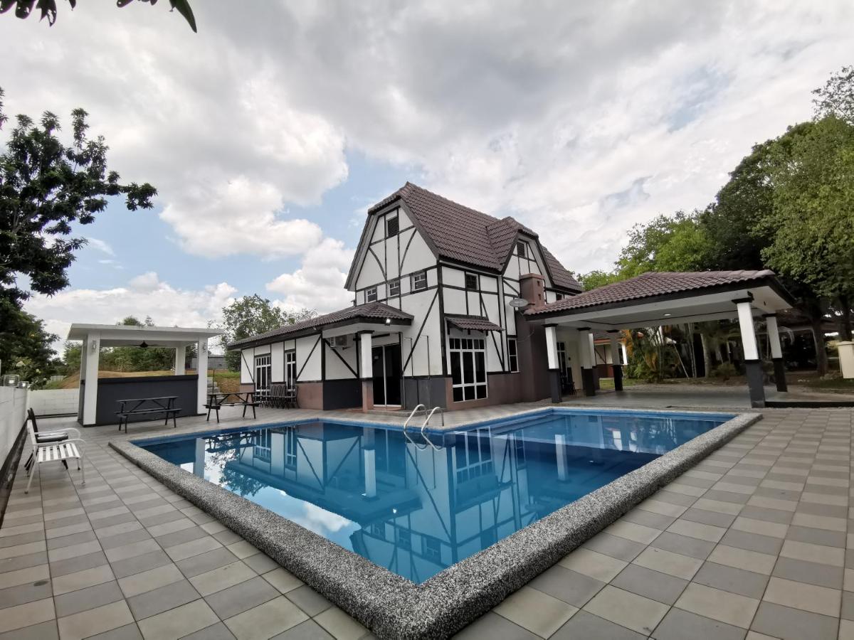 B&B Malaca - BESLA HOMESTAY LOT986 at A'Famosa Resorts Melaka Villa, 5rooms, private pool, BBQ, KARAOKE with surcharge - Bed and Breakfast Malaca