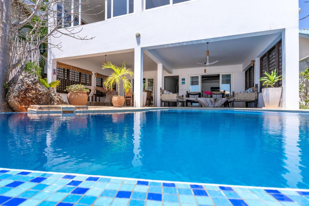 Tequila Sunrise Pool Cabana-Diani Beach - B&B