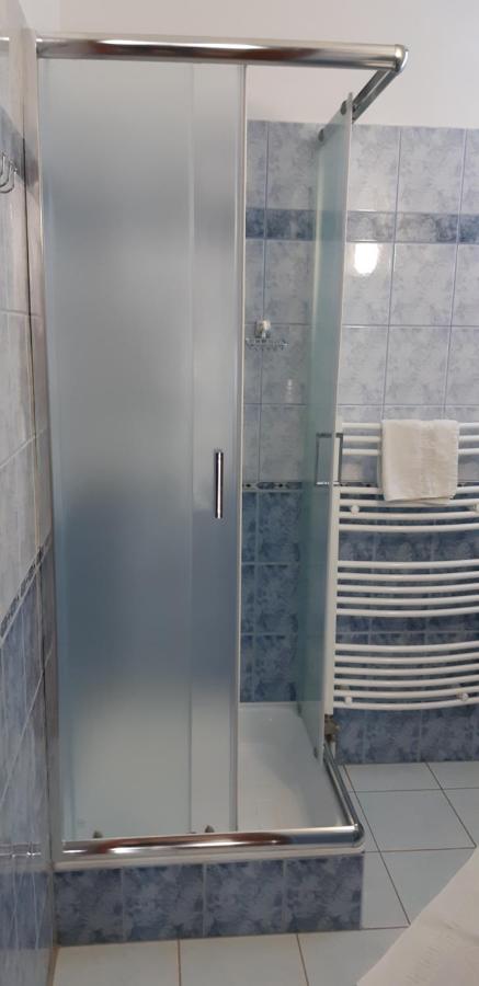 Vierbettzimmer mit Bad