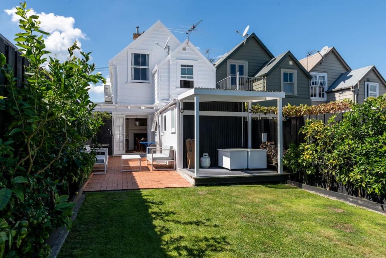 B&B Auckland - Timeless 2BR Grey Lynn Cottage - Fibre - WiFi - Bed and Breakfast Auckland