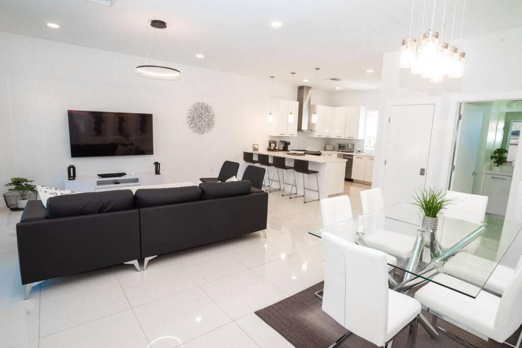 Across the Ocean few steps to beach contemporary three Bedroom townhouse - B&B