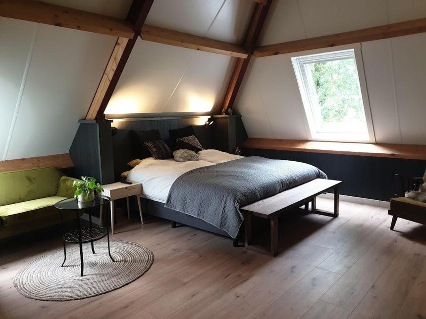 Großes Doppel-/Zweibettzimmer