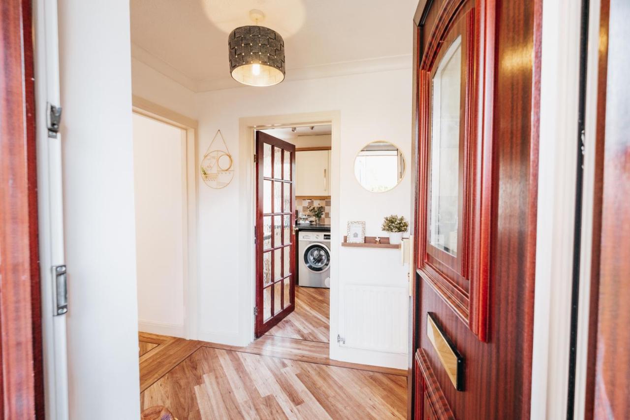 Booker Avenue House - 4 bedroom house with garden and parking - Chambres d'hôtes Milton Keynes