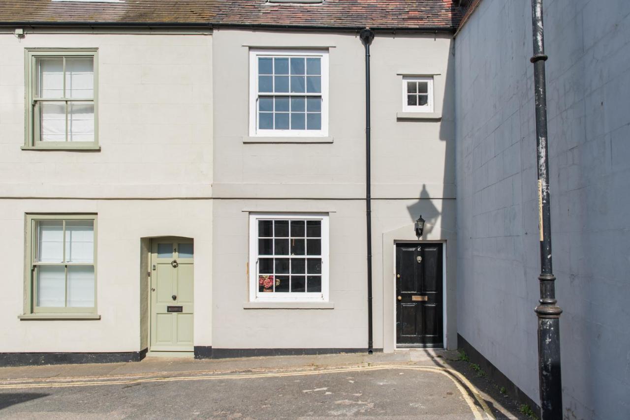 Cordyline Cottage - charming cottage, seconds from the beach - B&B
