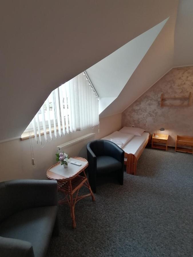 Tweepersoonskamer met 2 Aparte Bedden en een Extra Bed