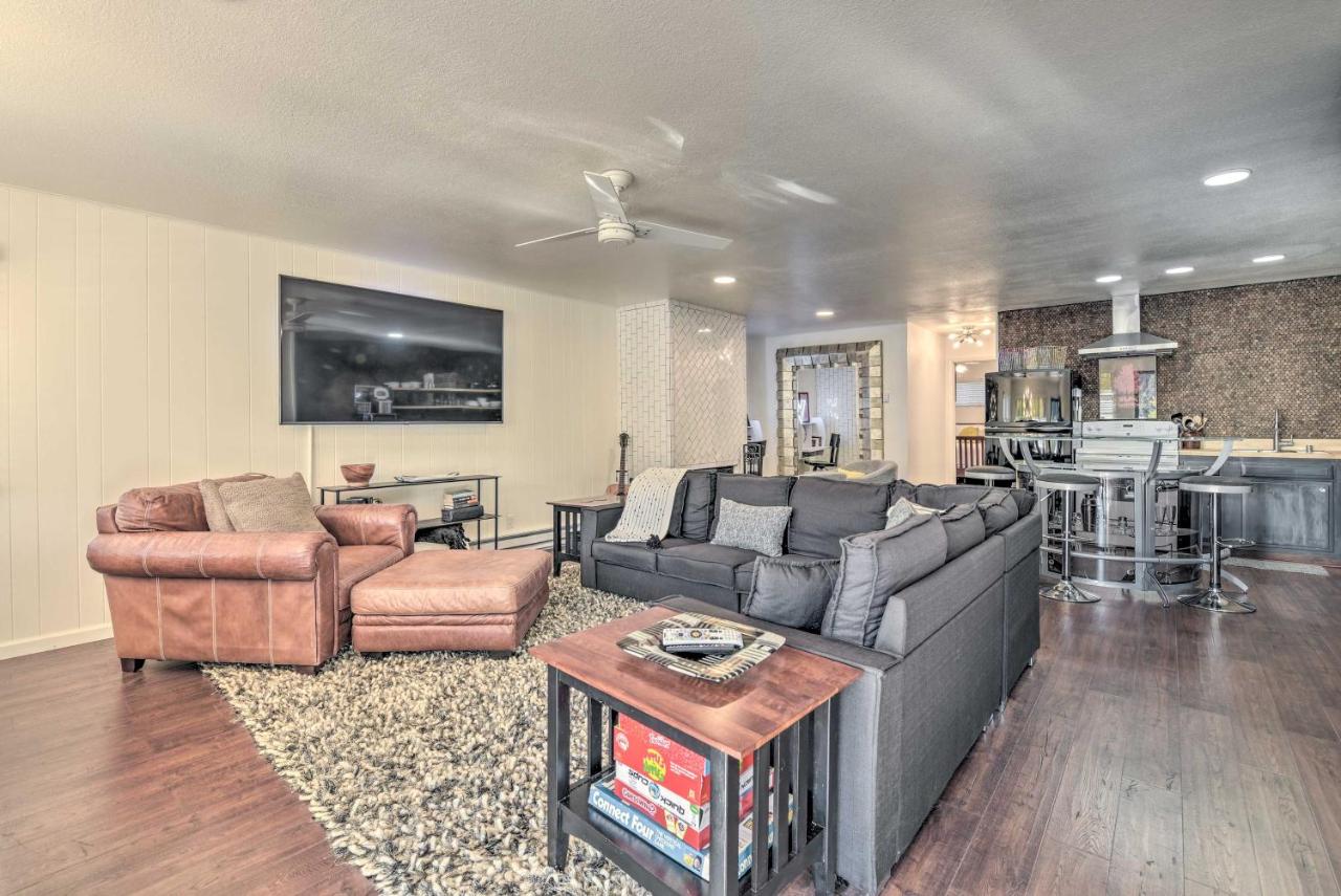 Walk to Ski Slopes! Red River Condo with Fireplace - Bed and Breakfast Red River