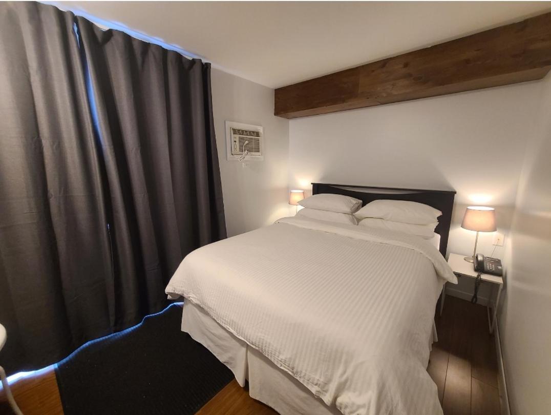 Zimmer mit Queensize-Bett und Meerblick